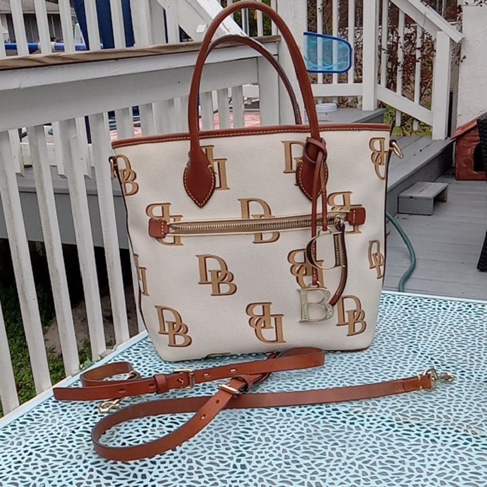 Dooney & Bourke White and Tan Logo Tot, Short Handle, Zipper Closure